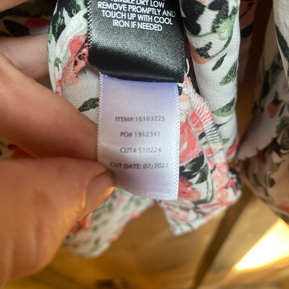 Torrid Floral Blouse Plus Size 3X White Pink Rose Print Long Sleeve V-Neck - Picture 9 of 9